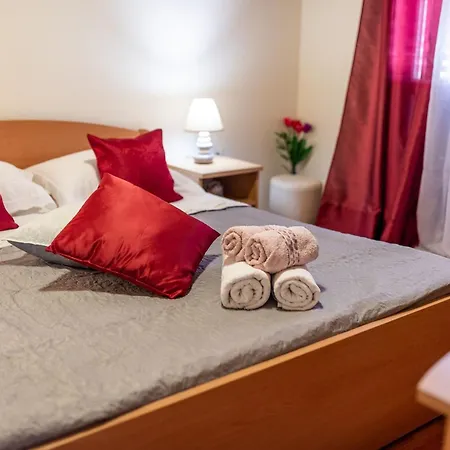 Maja's Style - Two Bedroom With Terrace And Garden View Vela Luka