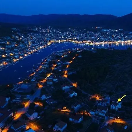 Maja's Style - Two Bedroom With Terrace And Garden View Apartment Vela Luka