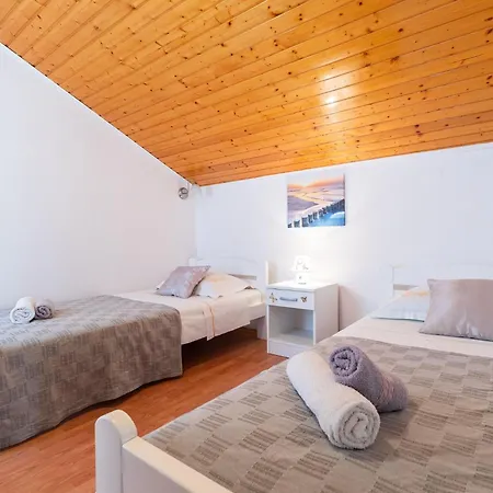 Maja's Style - Two Bedroom With Terrace And Garden View Vela Luka