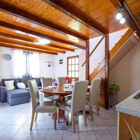 Maja's Style - Two Bedroom With Terrace And Garden View Vela Luka