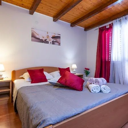 Maja's Style - Two Bedroom With Terrace And Garden View * Vela Luka