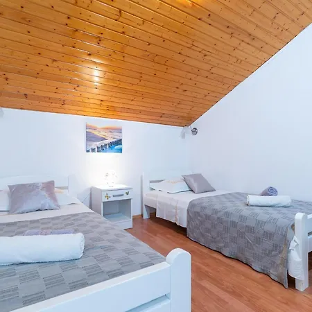 Maja's Style - Two Bedroom With Terrace And Garden View * Vela Luka